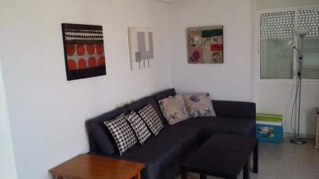 Vardagsrum med några tavlor